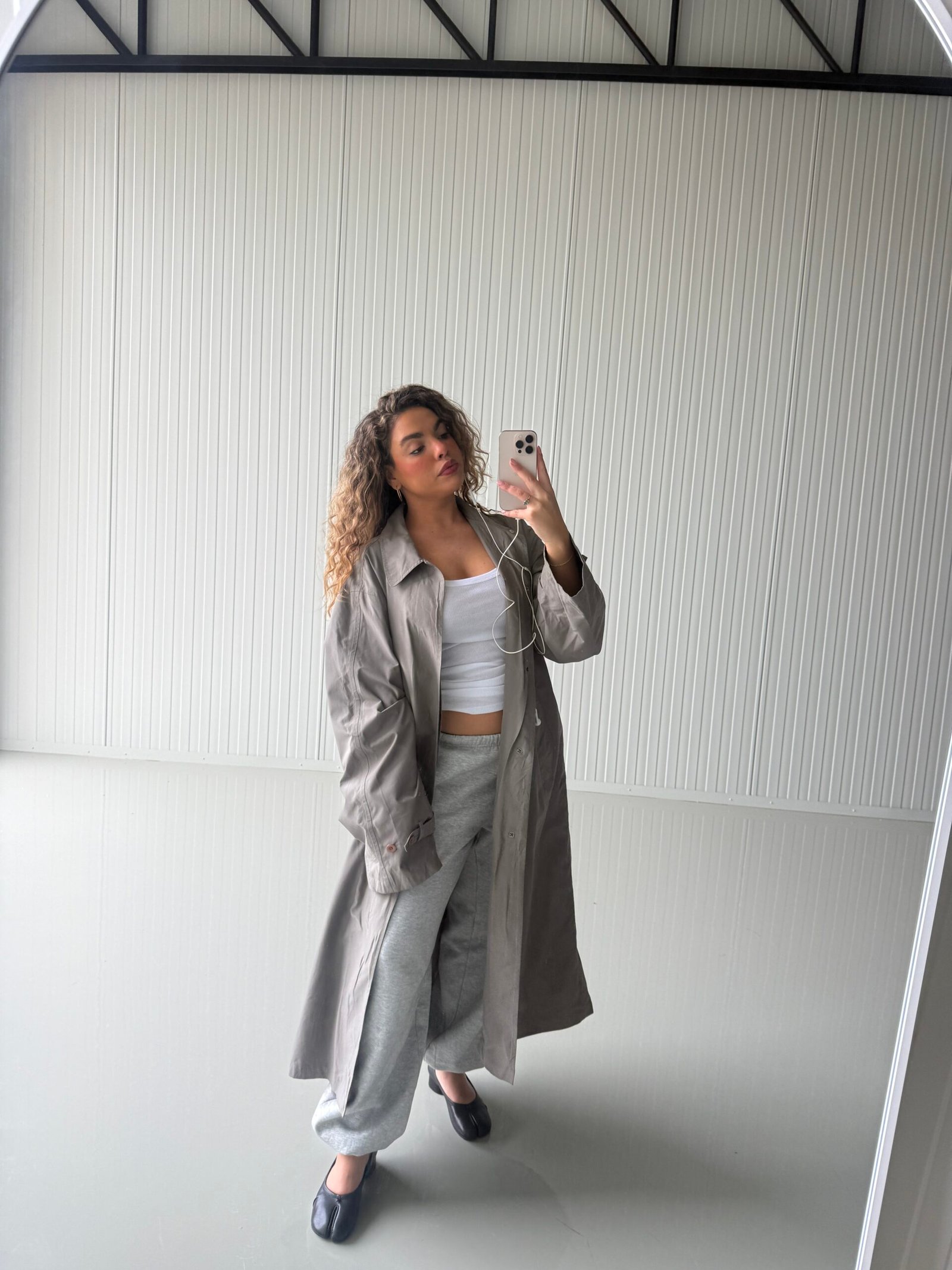 The 'checking out' coat - Image 6